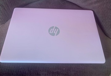 Różowy laptop hp