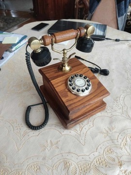 retro telefon z drewna 