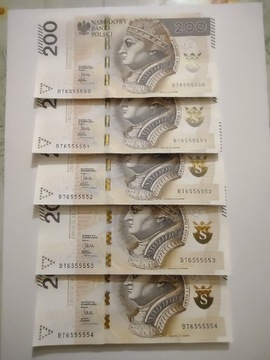 Kilka banknotów z serii jeden po drugim 