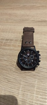 Męski zegarek z czarną tarczą i brązowym paskiem 