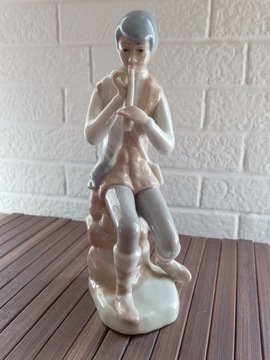 Porcelanowa sygnowana figurka Casades