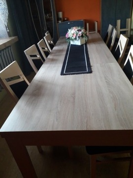 Duży stół z krzesłami do jadalni 