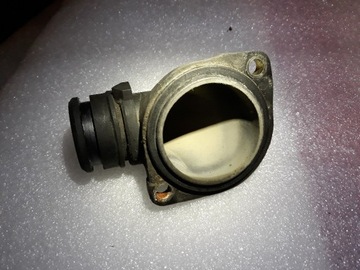 Obudowa termostatu króciec Volkswagen 037121121A