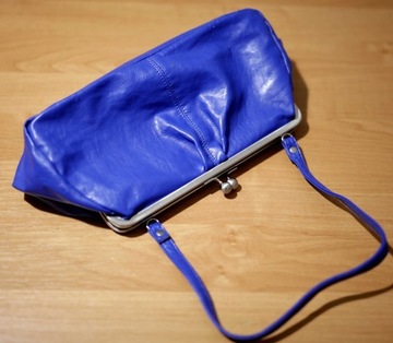 Niebieska torebka na krótkim pasku