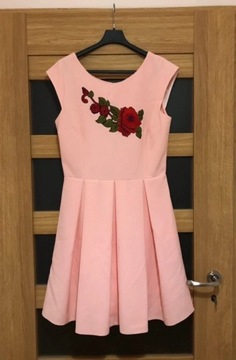 Różowa sukienka z haftem rozmiar L