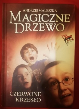 Magiczne drzewo. Czerwone krzesło. 