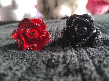Pierścionek czarna róża czerwona 18mm goth vintage