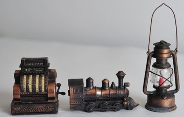Trzy temperówki lampa lokomotywa kasa