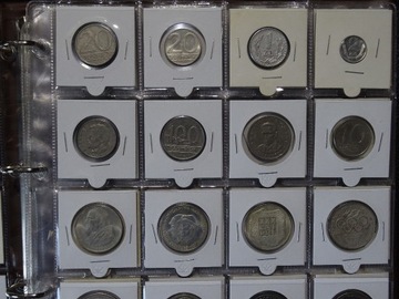Pełny klaser ciekawych monet w kartonikach 