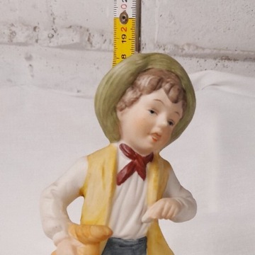 Porcelanowa figurka chłopiec z owcą, wysoka.