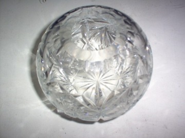 Kryształowy wazon w kształcie kuli