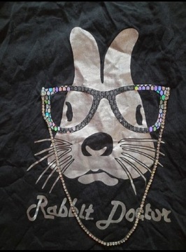 Koszulka z królikiem z zwisającym łańcuchem