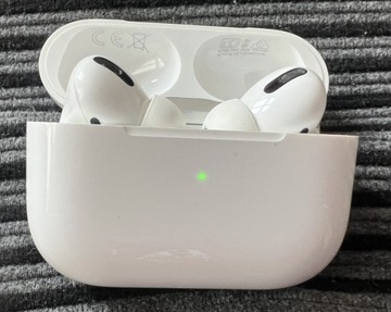 AirPods Pro z bezprzewodowym etui ładującym