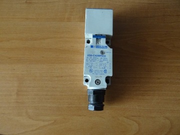 Czujnik indukcyjny XS8C40MP230 24-240Vac/dc - 20mm