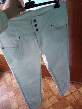 Białe spodnie jeans