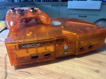 Xbox Classic mod Orange Halo Edition z padem.