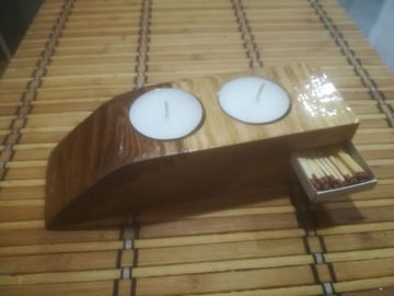 Świecznik drewniany na dwie świeczki z zapałkami.