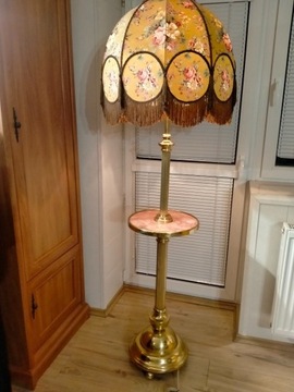 Lampa stojąca ze stylowym abażurem