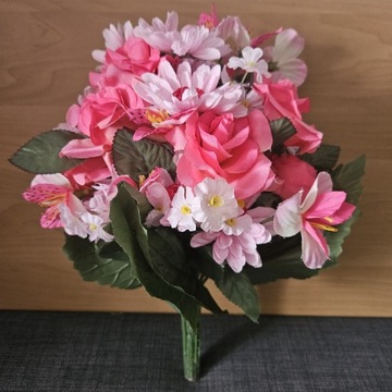 Bukiet różowych sztucznych kwiatów 