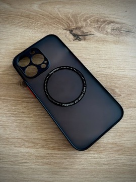 Etui magnetyczne czarne iPhone 13 Pro.