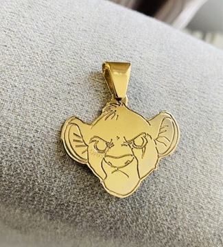 Duża nowa srebrna złocona zawieszka Młody Simba