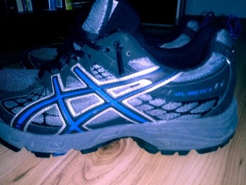 Buty asics z metalowymi kolcami do biegania