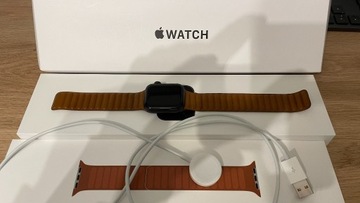 Zegarek Apple Watch SE GPS 40 mm, skórzany pasek