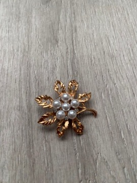 Złota broszka w kształcie liścia z perełkami