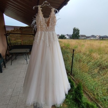 Suknia ślubna z piórami i koronką 