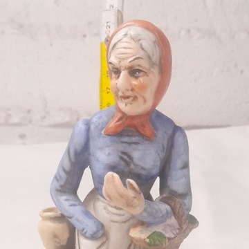Porcelanowa figurka kobieta z koszem, wysoka