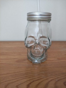 Słoik szklany ze słomką do picia z czaszką