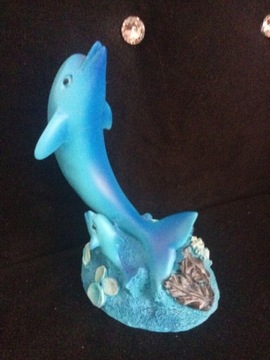Figurka z delfinami 