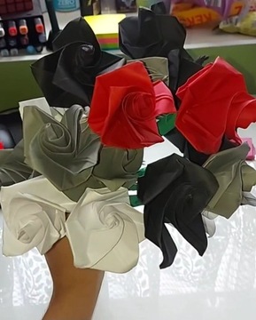 12 róż wykonanych z papieru