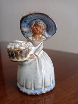 Świecznik Mała figurka panienki z koszykiem