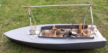 Kadłub łódki zanętowej z silnikami dł.103 cm