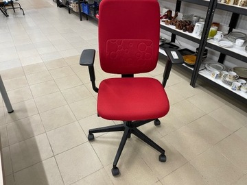 Kapitalny, czerwony fotel obrotowy firmy Steelcase