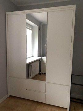 Pojemna biała szafa trzydrzwiowa z lustrem