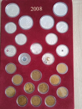 Zestaw monet kolekcjonerskich z 2008 roku na palecie  
