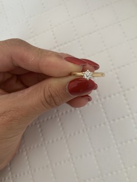 Pierścionek zaręczynowy złoty diament