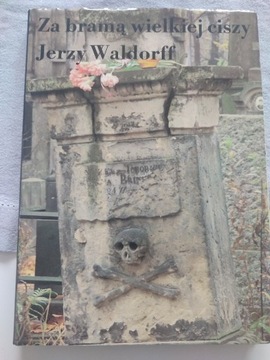 Warszawa Powązki Cmentarz  Za bramą wielkiej ciszy