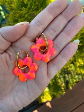 Kolczyki wiszące kwiaty kwiatki neon neonowe glina