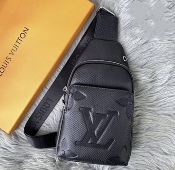 Czarna saszetka/nerka firmy Louis Vuitton