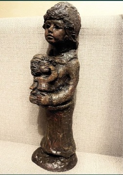 Sygnowana figura Matka z Dzieckiem