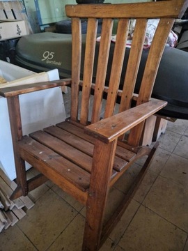 Drewniany fotel krzesło bujane do ogrodu