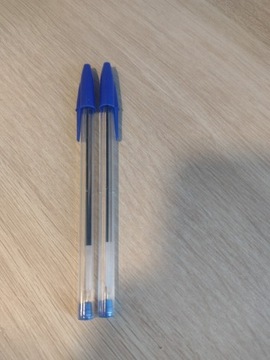 Dwa długopisy z niebieskim wkładem proste