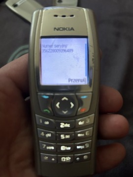 Nokia 6610i uruchamia się