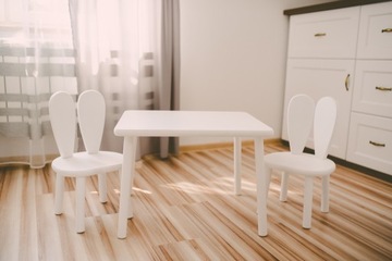 Stolik z drewna z dwoma krzsełkami