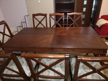 Krzesła i stół do jadalni