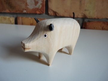Drewniana rzeźbiona figurka  świnka zwierzątko