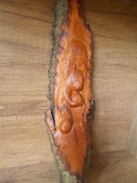 Wiewiórka - płaskorzeźba, drewniana rzeźba
